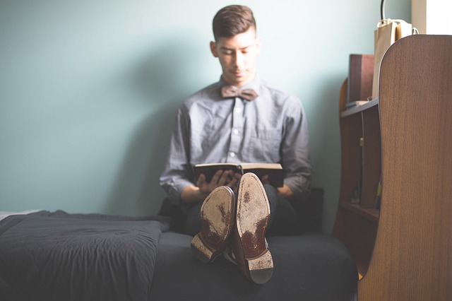 ベッドの上に座っている男の人の写真