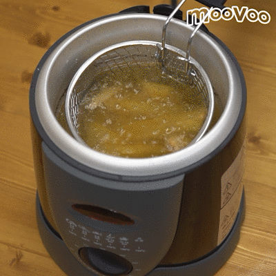 ポテトをあげる様子