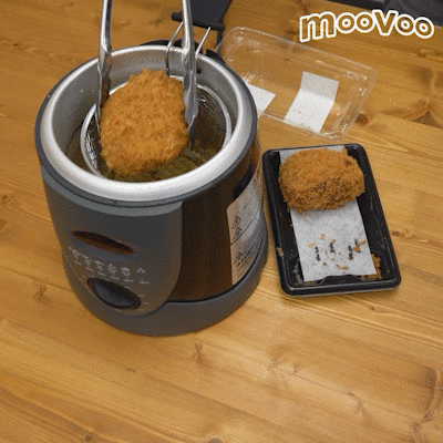 お惣菜を暖める直す様子