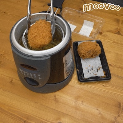 お惣菜を暖める直す様子