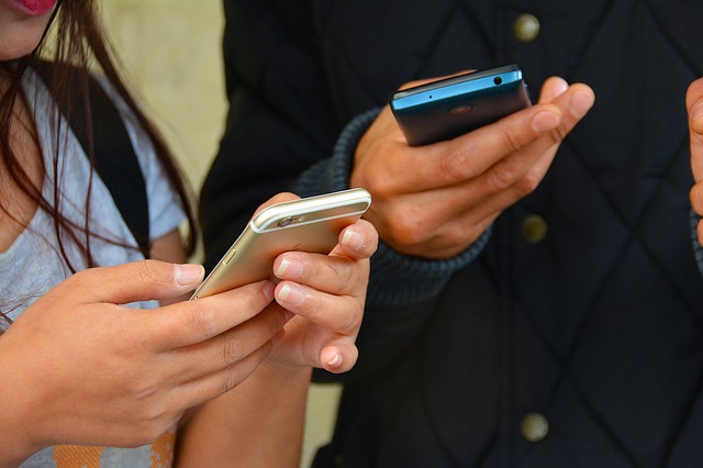 スマホでやり取りしているイメージ