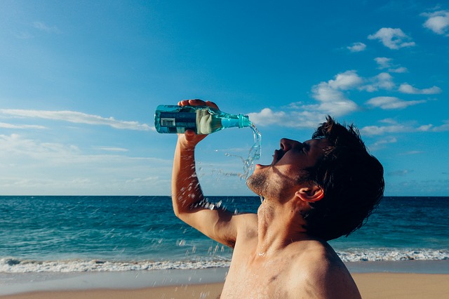 冷たい水を飲む