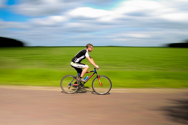 自転車で走る人