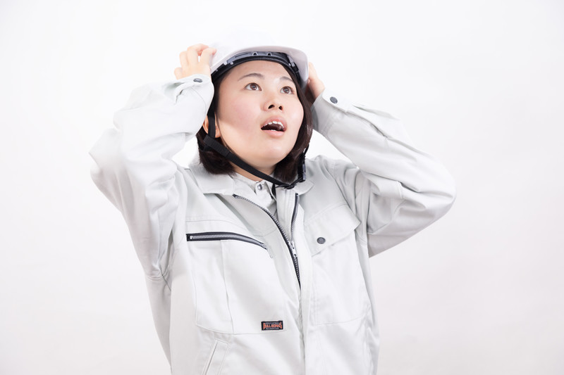 防災でヘルメットの女性