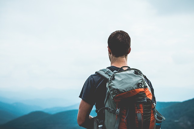登山リュックを背負った男性