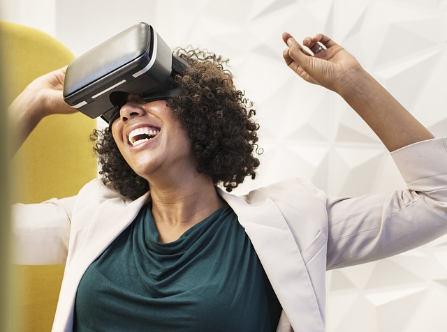 VRゴーグルで楽しむ人