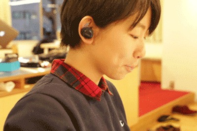 (イヤホンを身に着けて音楽を聴いている様子を動画から切り出す)