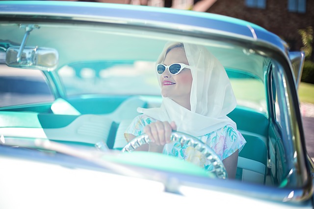 車に乗った女性の画像