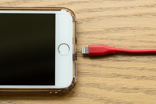 スマホと充電器の画像