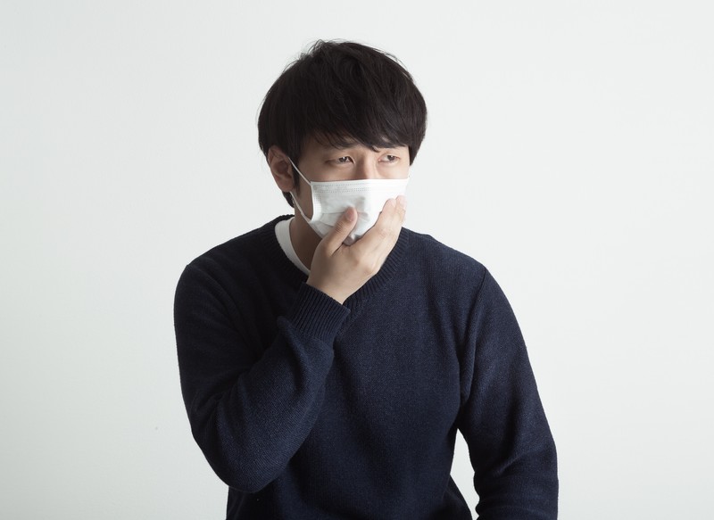 マスクをしている男性