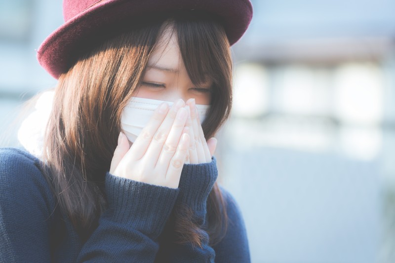 マスクをしている女性