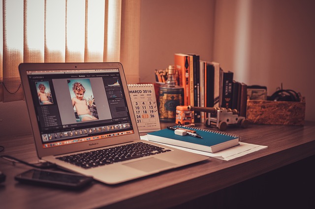 MacBookのあるデスク