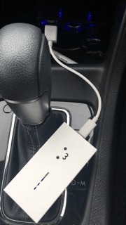 見えづらいですが、車のシガーソケットにつなぐと充電が始まっていることがわかりました!