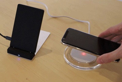 ワイヤレス充電器で充電する