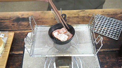 マルチロースターとスキレットでベーコンを焼く