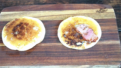 焼いた具材をはさんで「ユニフレームfanマルチロースターでマックグリドル（風）」を仕上げる