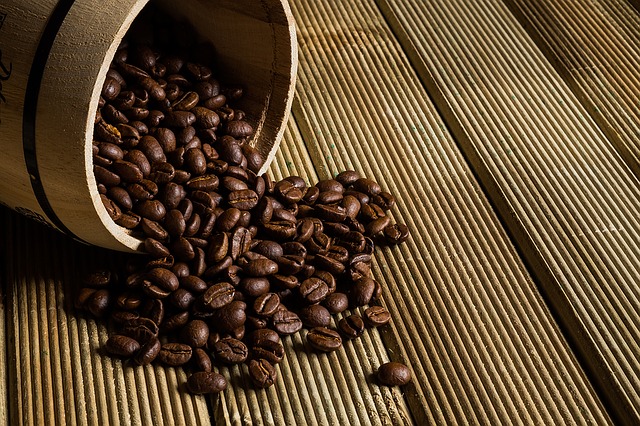 こぼれるコーヒー豆