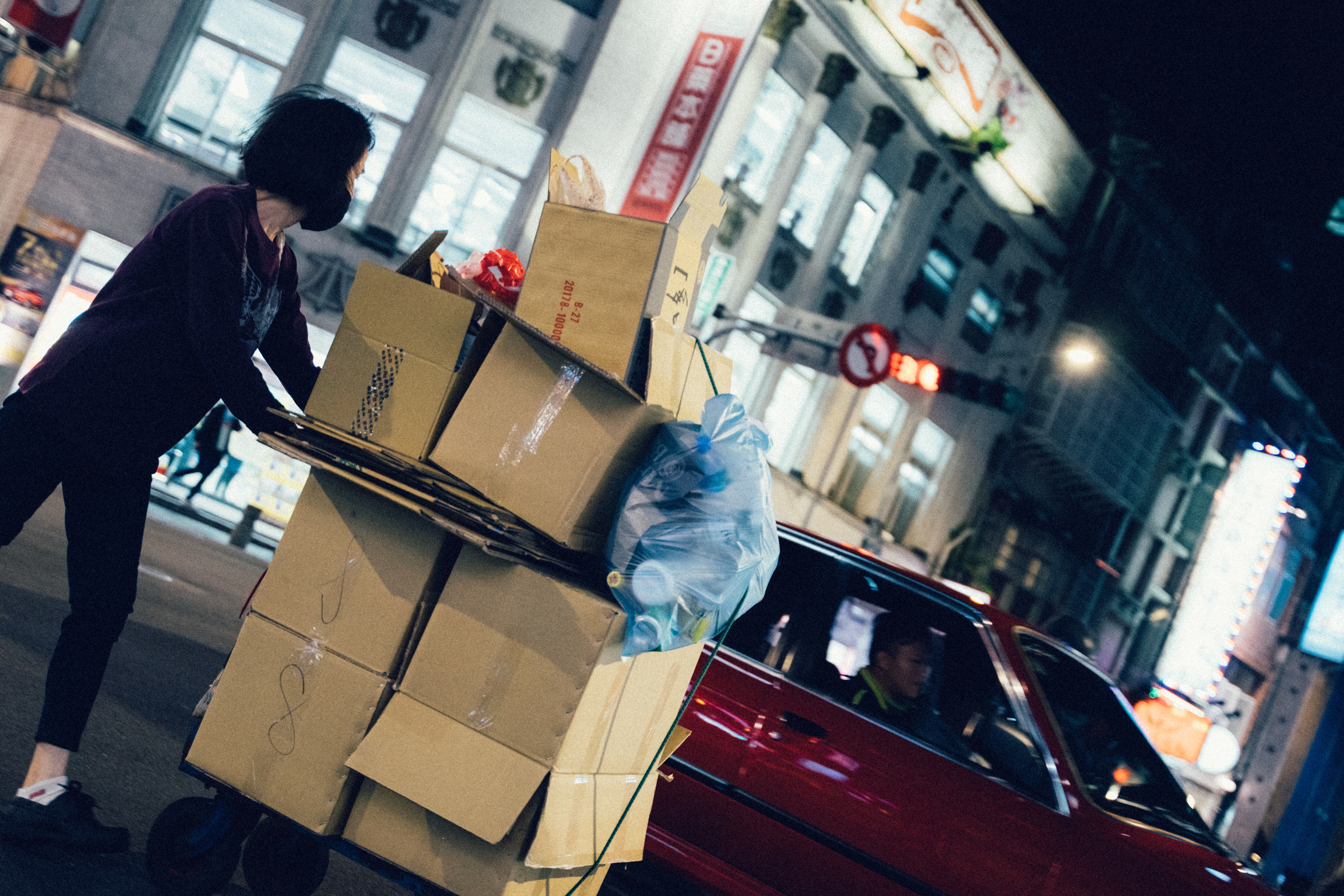 平台車で荷物を運ぶ女性