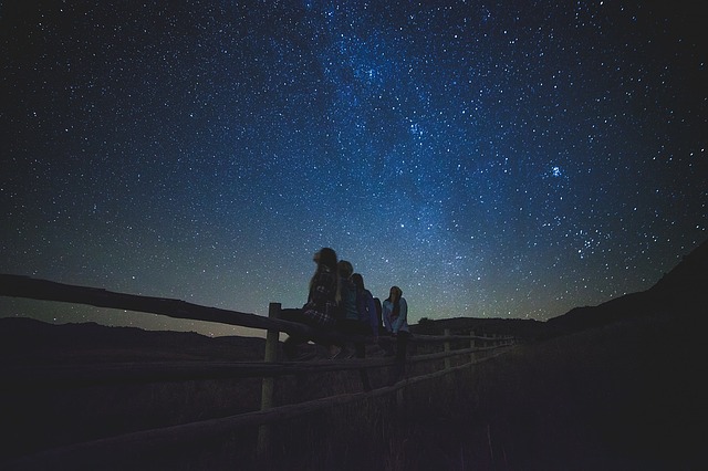 夜空を見上げる人々