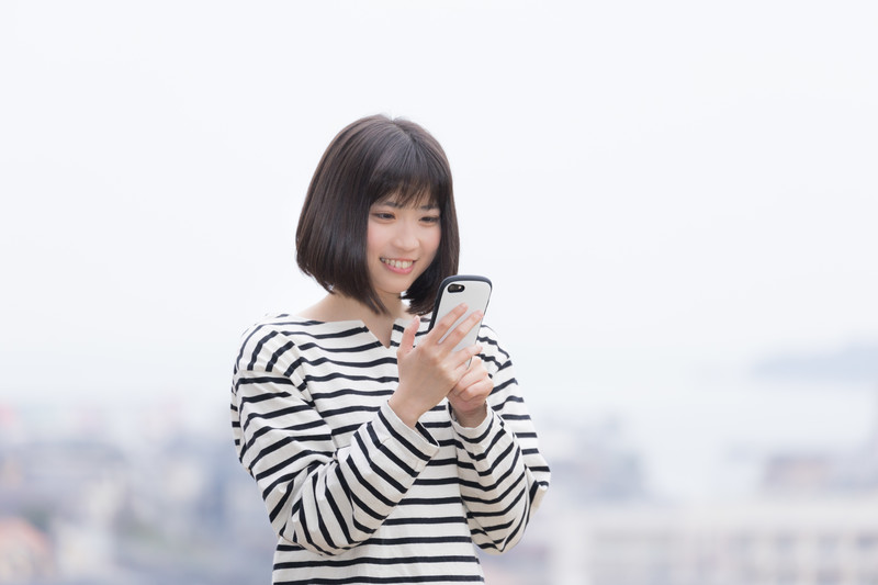 スマホをチェックする女性