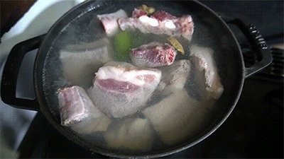 スペアリブ煮込み中の様子