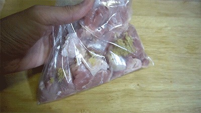 鶏肉に調味料をもみ込む様子