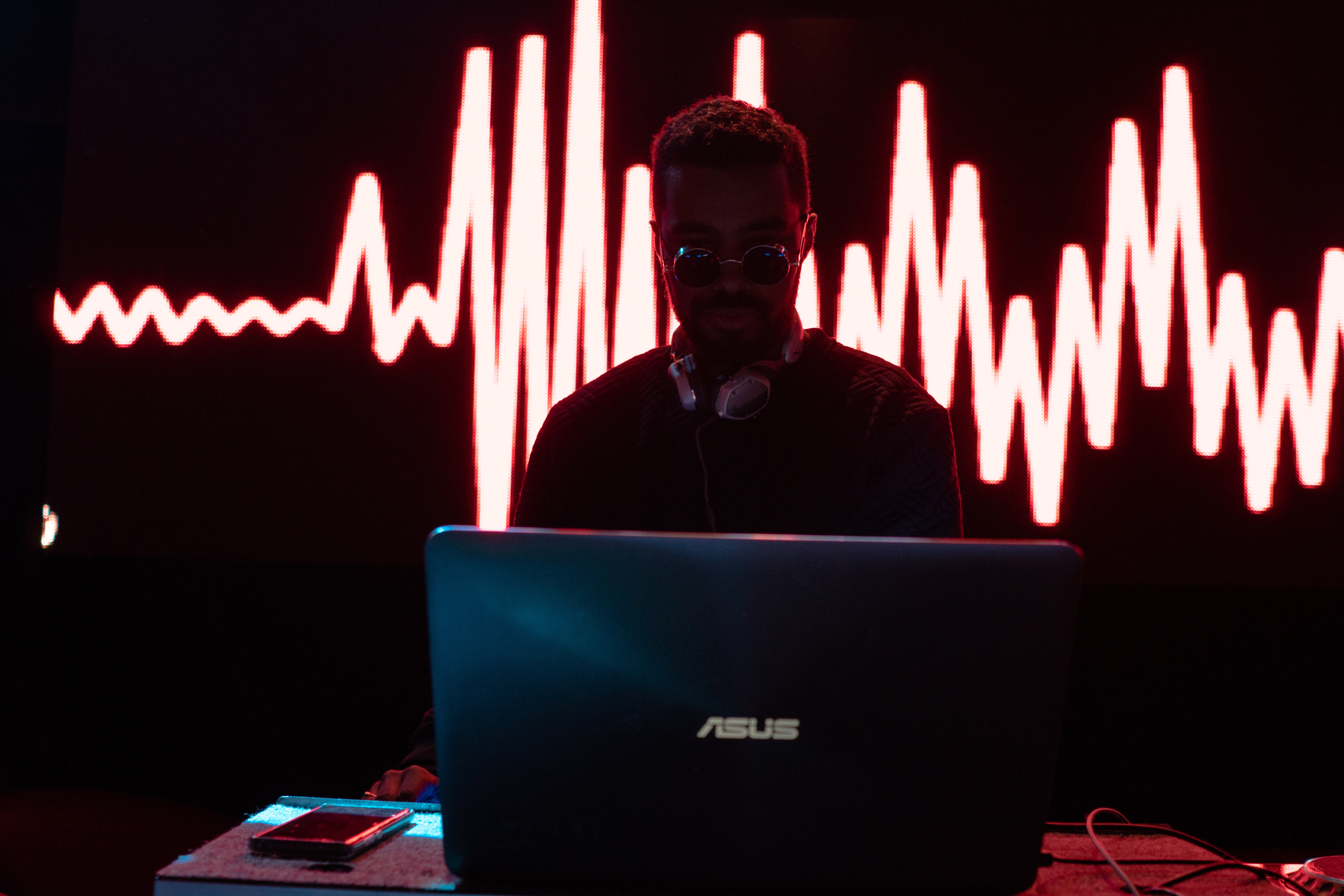 ASUSのパソコンを操作する男性