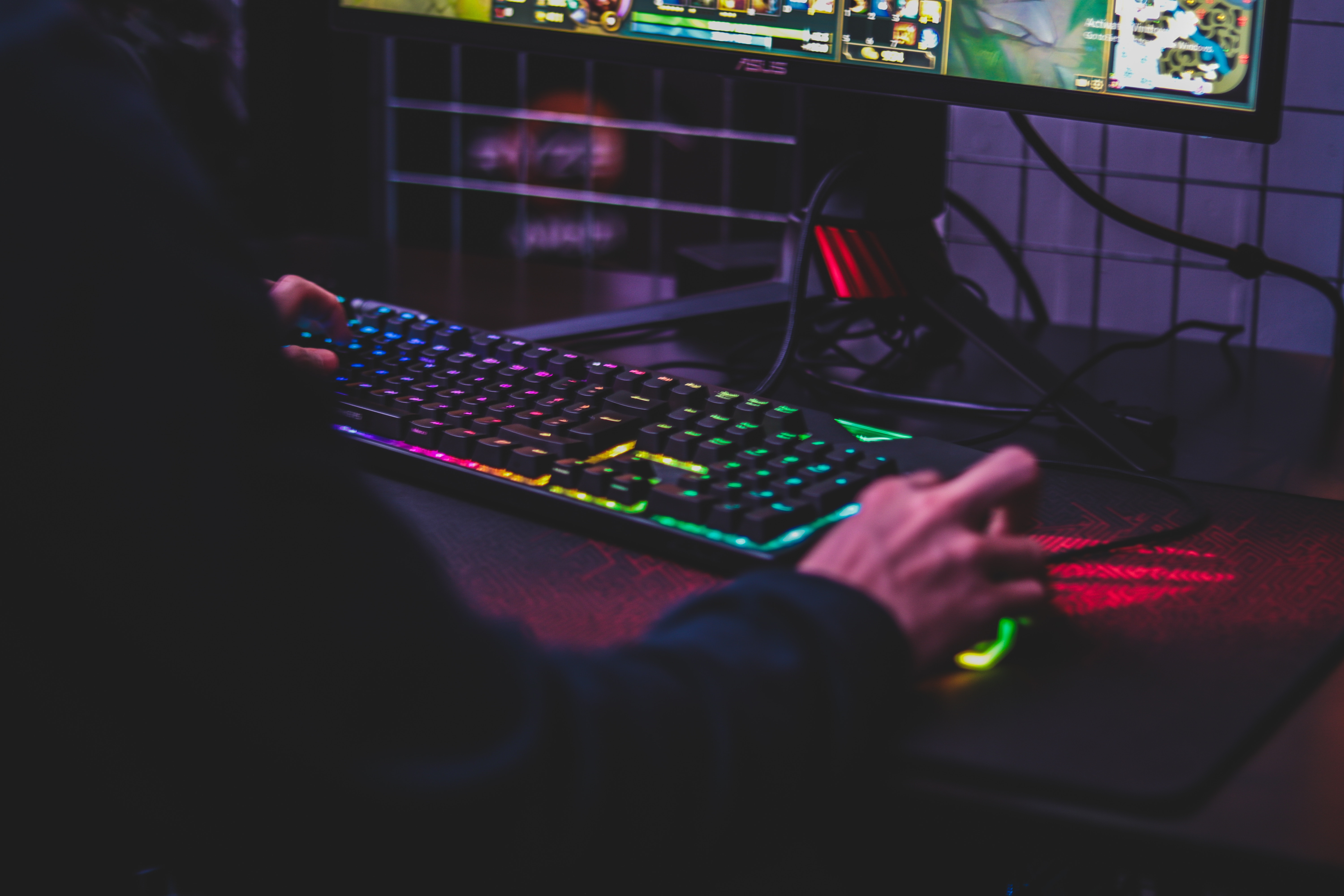 ゲームプレイ中の男性