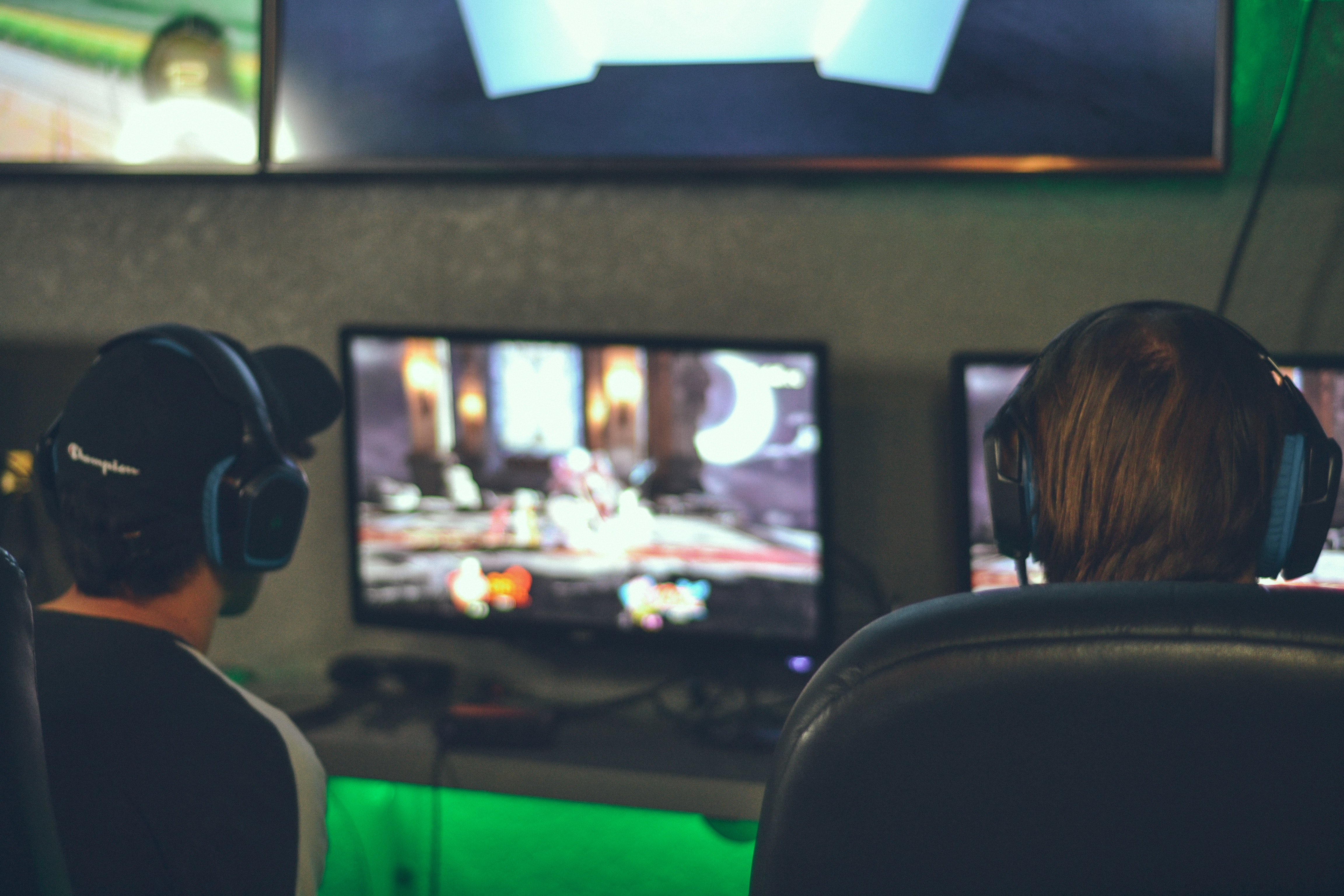 モニターでゲーム中の男性2人