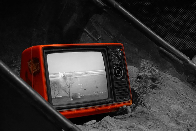 赤いテレビの画像