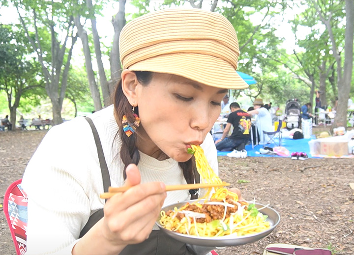 蒙古タンメン中本で作る汁なし担々麺を食べるグピコズさん
