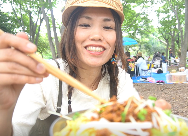 蒙古タンメン中本で作る汁なし担々緬を作り終えたグピコズさん