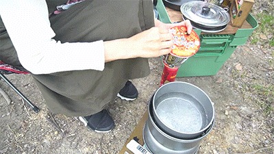 ラーメンクッカーで沸かしたお湯をカップ麺に注ぐグピコズさん