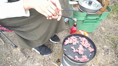 蒙古タンメンに付属の調味オイルを加えるグピコズさん