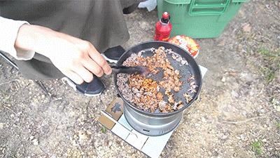 蒙古タンメンに調味料を加えるグピコズさん