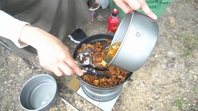 蒙古タンメンを煮詰めているグピコズさん