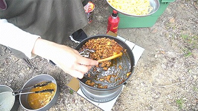 蒙古タンメン中本で作る汁なし担々麺の仕上げをするグピコズさん