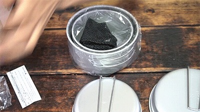 スノーピークのクッカーのセットを開けている様子