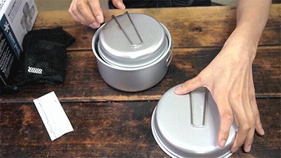 スノーピークのクッカーのセットをスタッキングする様子