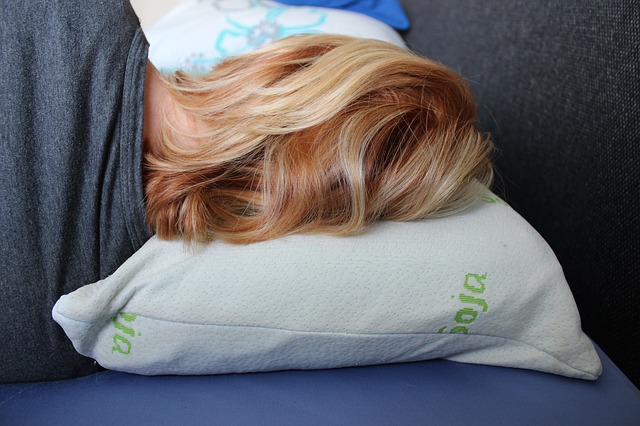 ショートカットの女性の睡眠