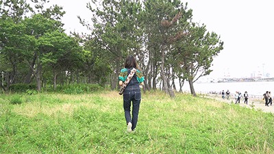 ソフトクーラーボックスを背負って歩くグピコズさん