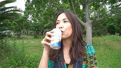缶ビールを飲むグピコズさん