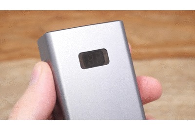 cheero Power Plus 5本体側面のスイッチを押したGif