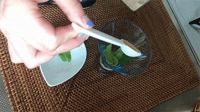 グラスに砂糖を入れる様子