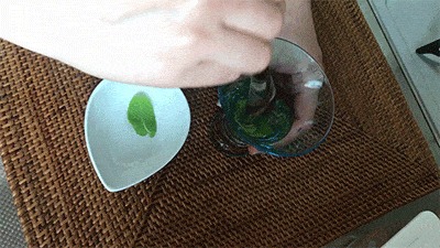 ミントを潰しながら混ぜる様子
