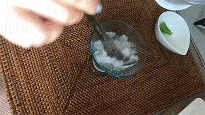 グラスにクラッシュドアイスを入れる様子