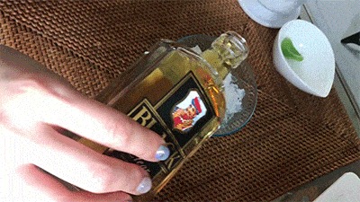 グラスにウィスキーを注ぐ様子