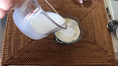 グラスに牛乳を注ぐ様子
