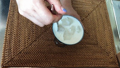 砂糖を入れた後ステアする様子