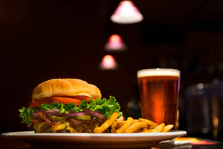 ハンバーガーとビール